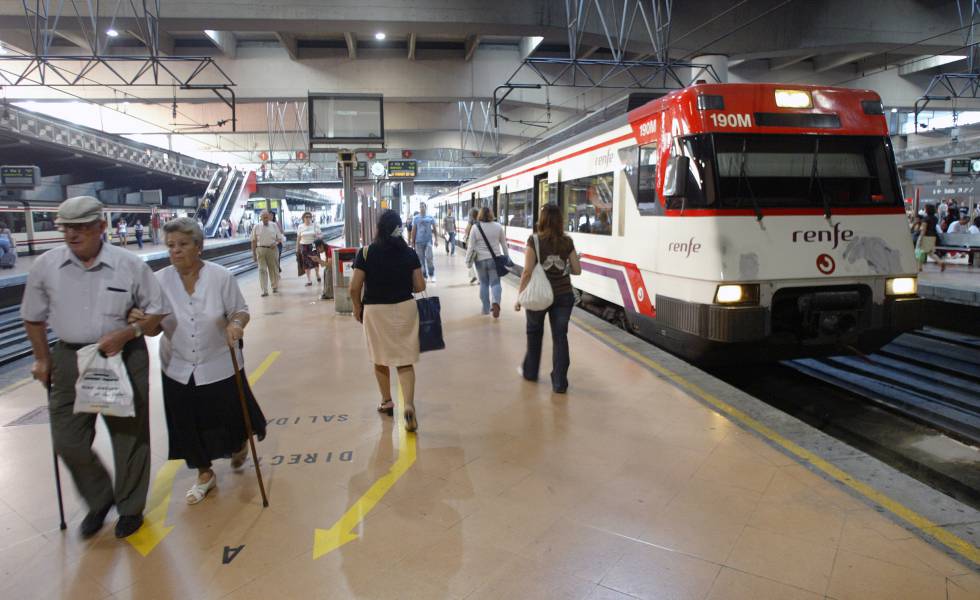 Tren de Cercanías estacionado en uno de los andenes de la estación madrileña de Atocha.