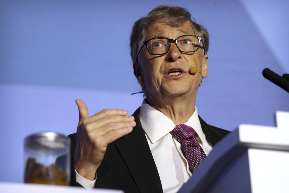 Bill Gates con un bote de excrementos humanos