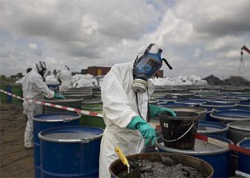 Recogida de residuos t&oacute;xicos en Abiy&aacute;n (Costa de Marfil). 