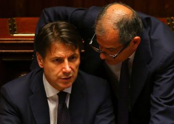 El primer ministro italiano, Giuseppe Conte, habla con el ministro de Finanzas, Giovanni Tria.