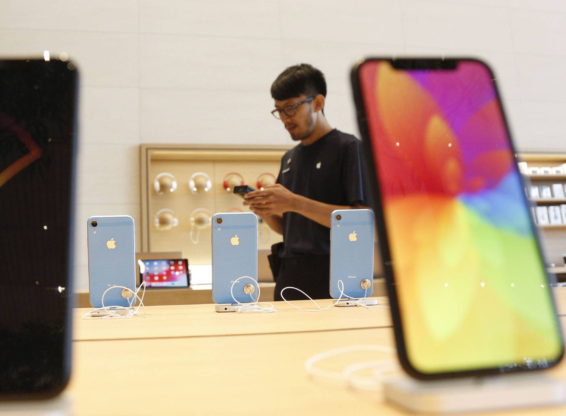 Apple niega recortar la producción del iPhone