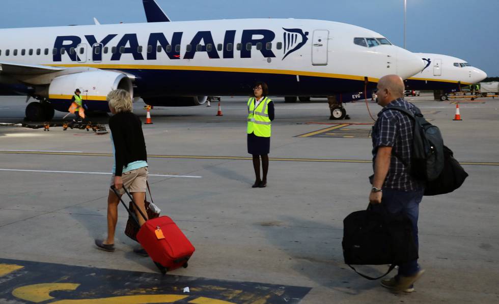 Melodramático claro africano Fomento llevará ante la CE el plan de Ryanair de cobrar por el equipaje de  mano | Compañías | Cinco Días