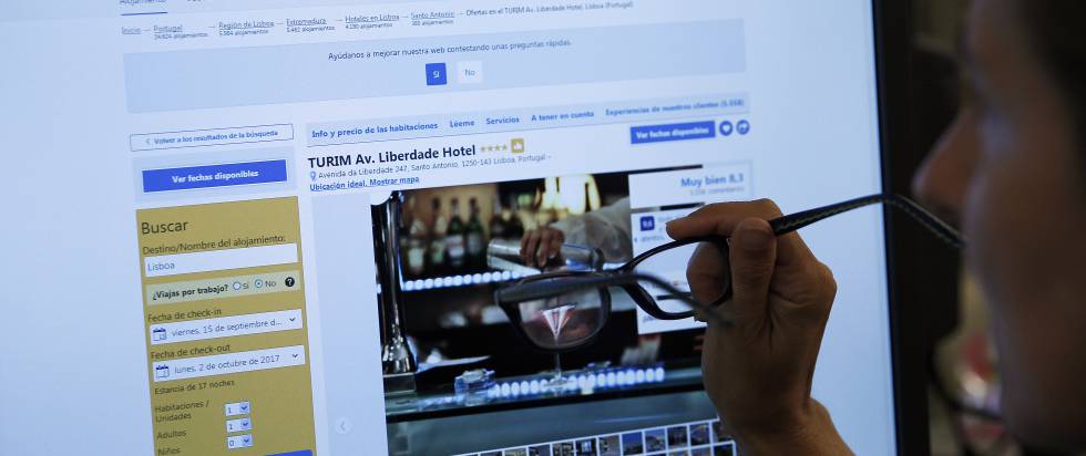 Una usuaria consulta la pÃ¡gina de Booking