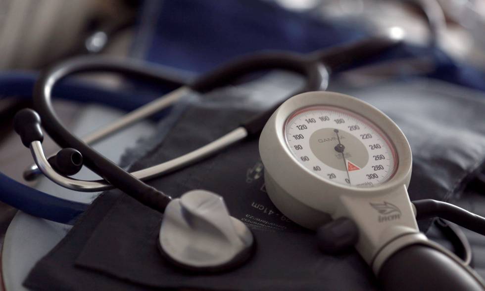 Un estetoscopio y un tensiÃ³metro en una consulta mÃ©dica.
