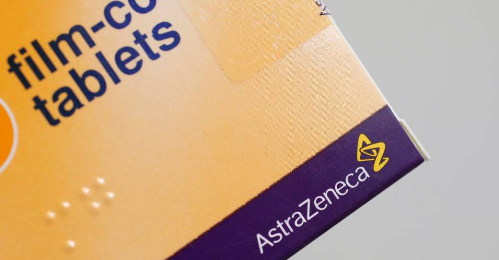 Logotipo de AstraZeneca en una caja de medicamentos.