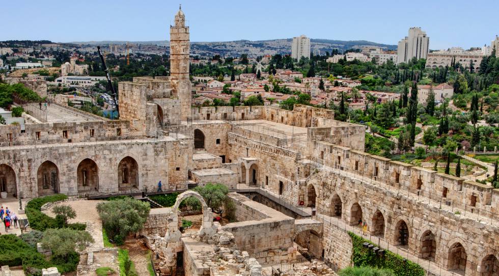 Panorámica de la ciudad vieja de Jerusalén, con la Torre de David al fondo