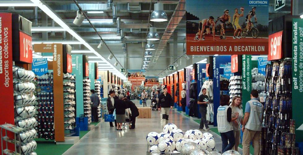 Trascendencia alcohol es bonito Decathlon eliminará en julio las bolsas de plástico de todas sus tiendas en  España | Compañías | Cinco Días