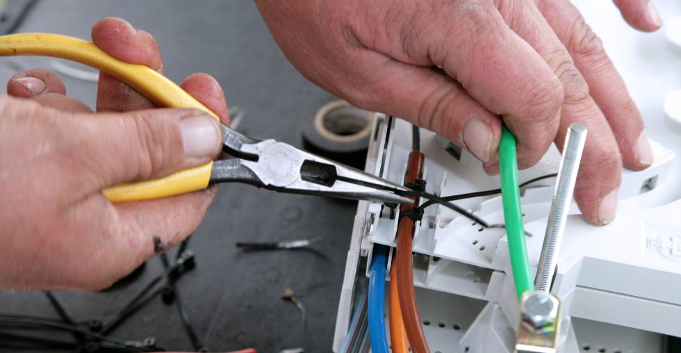 Un técnico manipula una instalación de fibra óptica.