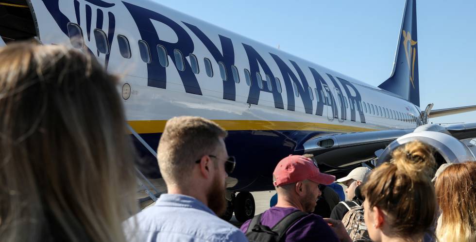 Ryanair podría cerrar más bases en España si hay más retrasos en el 737 MAX  | Compañías | Cinco Días