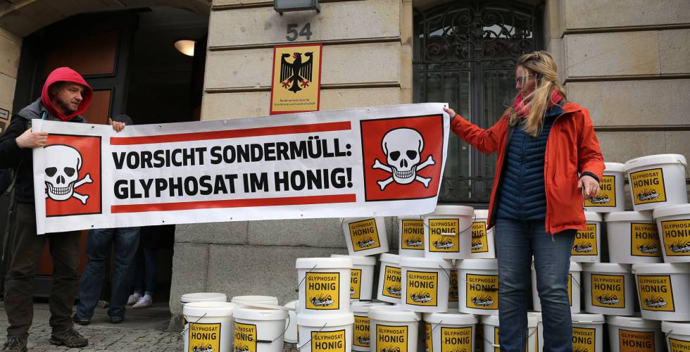 Apicultores alemanes protestan en Berlín por el efecto en sus productos del uso del glifosato por parte de agricultores. 