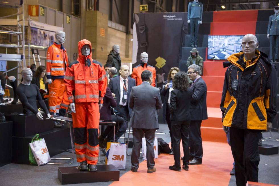 Exhibición de uniformes de protección individual para bomberos y agentes de seguridad durante la anterior edición de Sicur, celebrada en 2018.