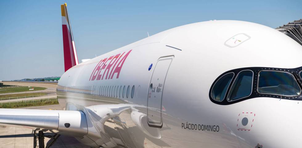 Uno de los aviones de largo radio de Iberia en el aeropuerto de Barajas.