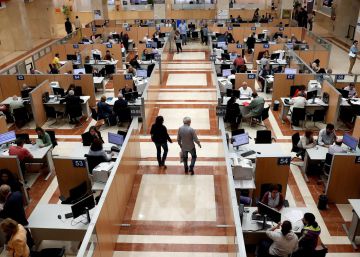 Vista general de la zona donde los ciudadanos son atendidos en la delegación de Hacienda de Madrid.