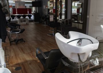 Una peluquería vacía tras el cierre del negocio por el Estado de Alarma en Alcorcón (Madrid).