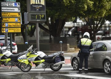 Un policía municipal de Murcia detiene a un vehículo que no cumple con el confinamiento decretado por el gobierno