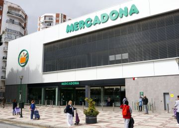 Personas hacen colas en los supermercados guardando las distancias marcadas por el Real Decreto por el Estado de Alarma del COVID-19