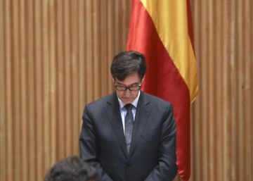 GRAF7259. MADRID, 08042020.- El Ministro de Sanidad, Salvador Illa guarda un minuto de silencio por las víctimas del coronavirus antes de comparecer en la Comisión de Sanidad del Congreso este miércoles en Madrid. EFEKiko Huesca Pool