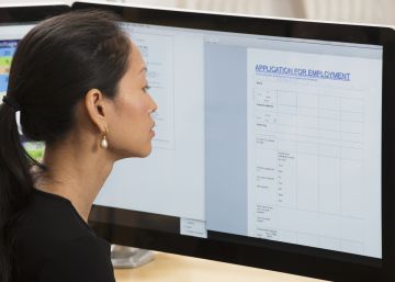 Una mujer complementa un formulario para postularse a una oferta laboral.