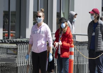 Cola para entrar a un supermercado Whole Foods (propiedad de Amazon), el 7 de abril en Boston (EE UU).