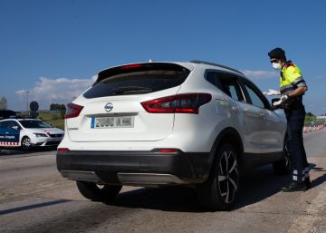 Un agente de los Mossos d'Esquadra protegido con una mascarilla en un control.