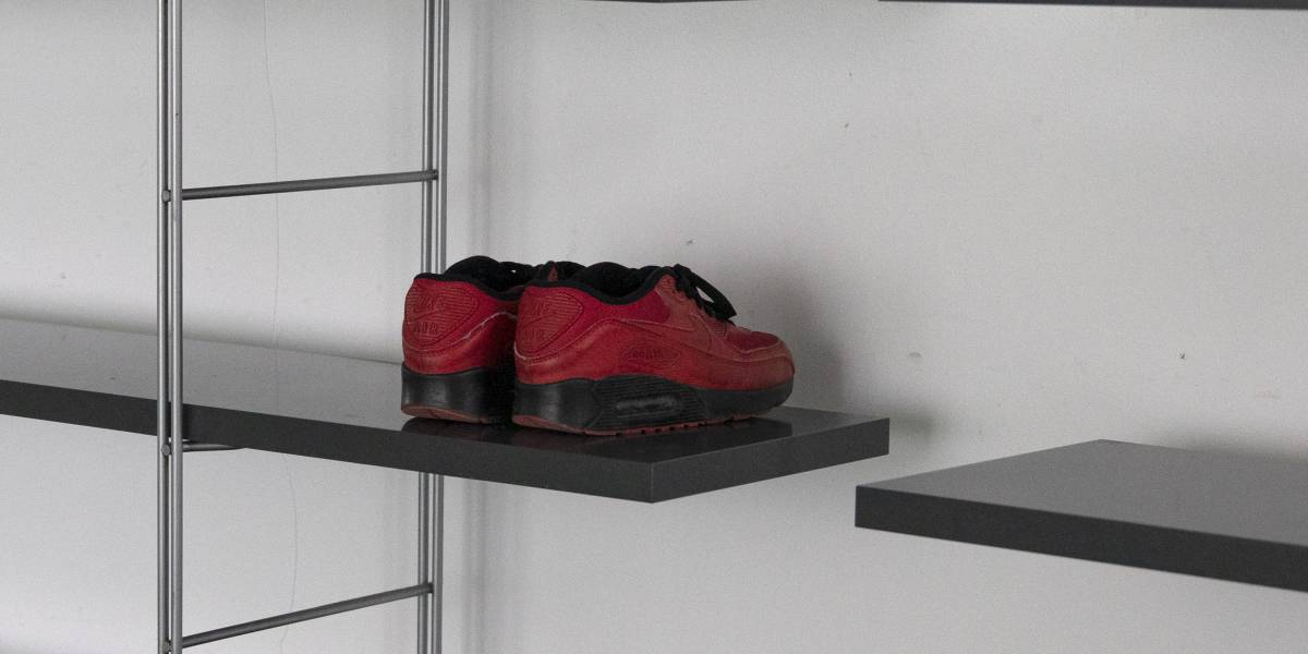 Imagen de archivo de unos zapatos en una estantería.