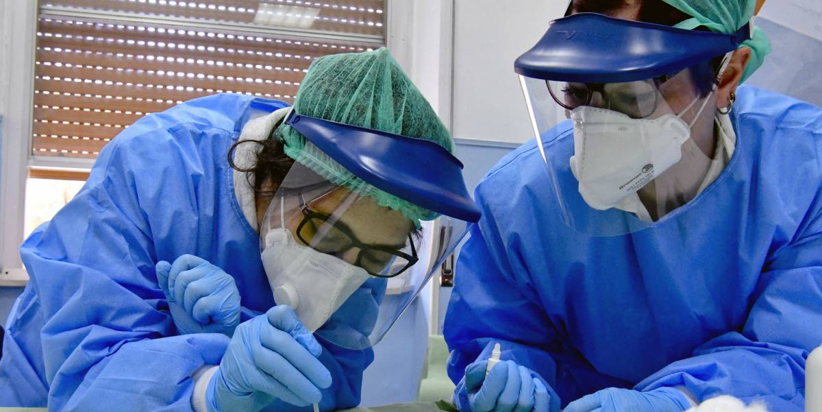 Dos médicos realizan ensayos clínicos sobre el coronavirus en Italia.