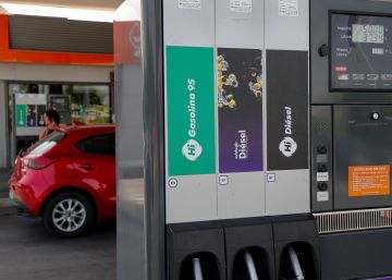 Detalle del surtidor de una gasolinera. 