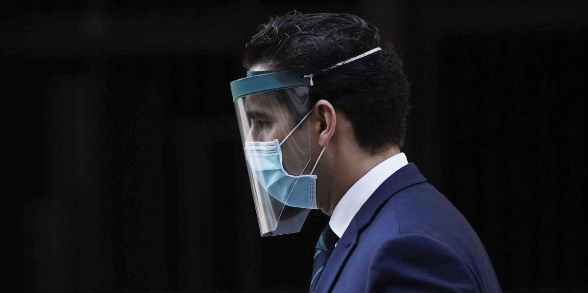 Un hombre con mascarilla en Córdoba.