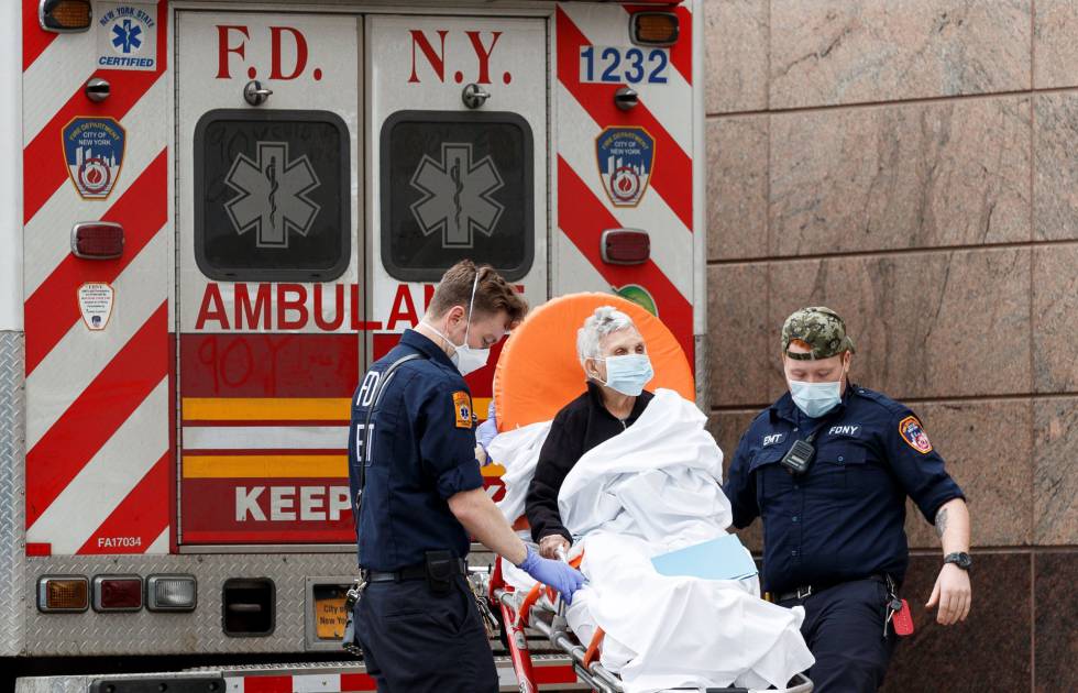 Paramédicos transportan a un paciente a la sala de emergencias del Centro Hospitalario Bronx-Lebanon en el Bronx, Nueva York, el pasado 9 de abril.