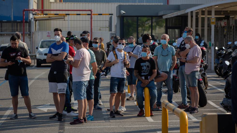 Trabajadores de Nissan se concentran en el exterior de la fábrica de la Zona Franca de Barcelona.