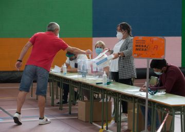 Votación de las elecciones autonómicas de Galicia, en Burela (LugoGaliciaEspaña) a 12 de julio de 2020.rn 1rn 12072020 