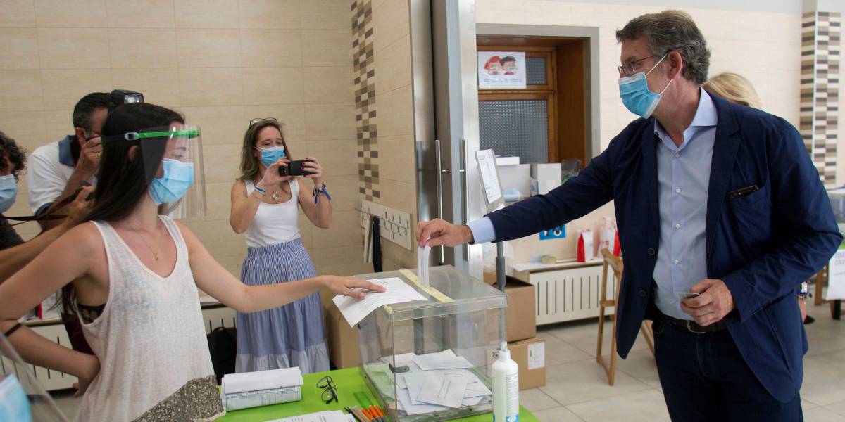 El actual presidente de la Xunta de Galicia y candidato por el Partido Popular, Alberto Núñez Feijóo, ejerce su derecho al voto.