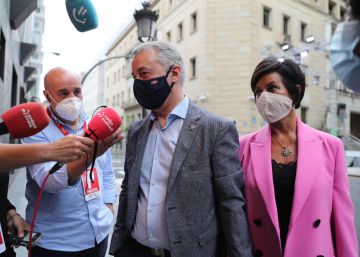 El lehendakari y candidato a la reelección Iñigo Urkullu, junto a su mujer Lucia Arieta, atienden a los periodistas a su llegada a la sede central del PNV para valorar este domingo los resultados electorales al Parlamento Vasco.