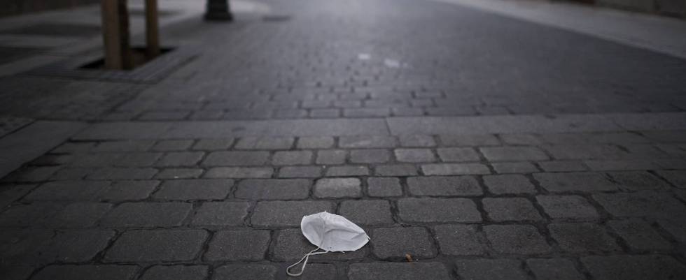 Una mascarilla en el suelo de una calle vacía de Madrid. 