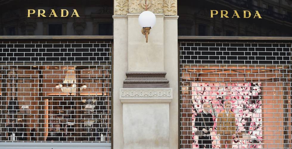 Fachada de la tienda de Prada en la Galleria Vittorio Emanuele, en Milán.