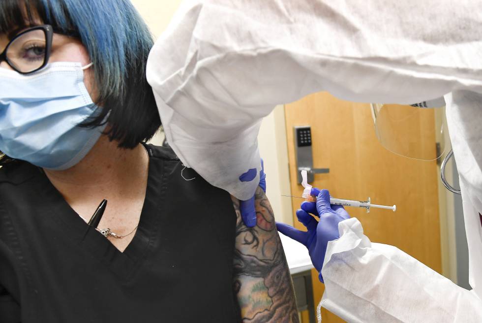 Una voluntaria en EE UU recibe una dosis de la vacuna de Moderna frente al Covid-19.