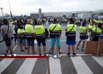 Trabajadores de Acciona, encargada de la logística de Nissan, se manifiestan ante las puertas de la planta de Nissan en Barcelona.