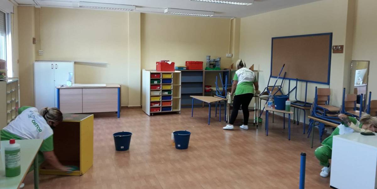 Labores de limpieza en un colegio de Monachil