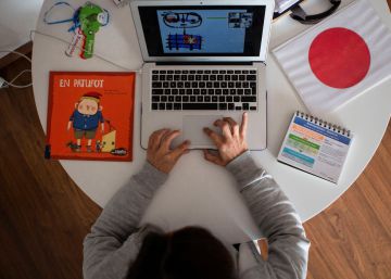 Una profesora prepara una clase en línea para sus alumnos. 