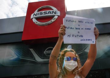 Trabajadores de Nissan protestando ante un concesionario de la marca en Granollers, el pasado mes de mayo.