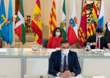 El predidente del gobierno, Pedro Sánchez, preside en Moncloa la XXII Conferencia de Presidentes, con la ministra de Hacienda, María Jesús Montero, sentada detrás.