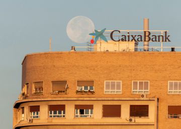 Vista de un cartel publicitario de CaixaBank en Zaragoza este viernes.