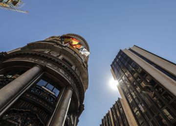 Banderas de la UE, España, Comunidad Valenciana y Caixa ondeando en los balcones de la sede de Caixabank, en Valencia