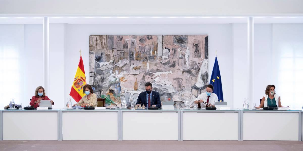  El presidente del Gobierno, Pedro Sanchez, Carmen Calvo,Nadia Calviño, Pablo Iglesias  y Teresa Rivera durante el consejo de ministros en Madrid el 1 de septiembre