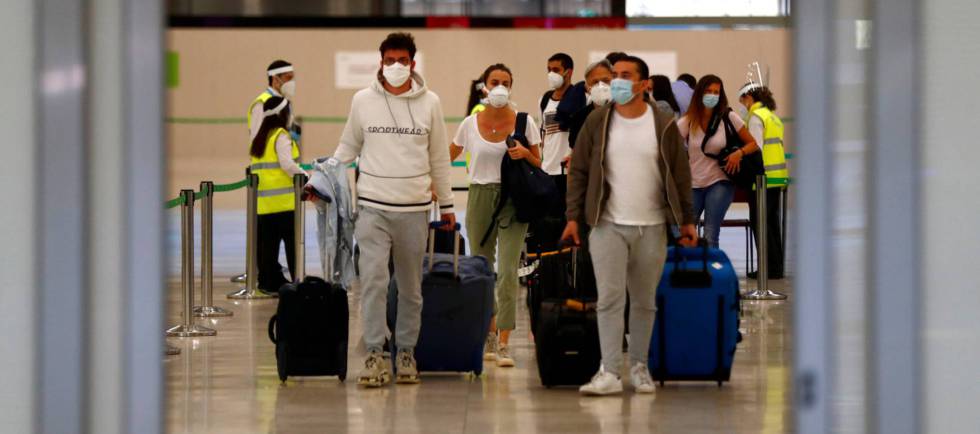 EE.UU. mantendrá las restricciones de viaje relacionadas con covid-19 | Al Dia Media España exige desde hoy una PCR negativa a viajeros internacionales | Economía | Cinco Días