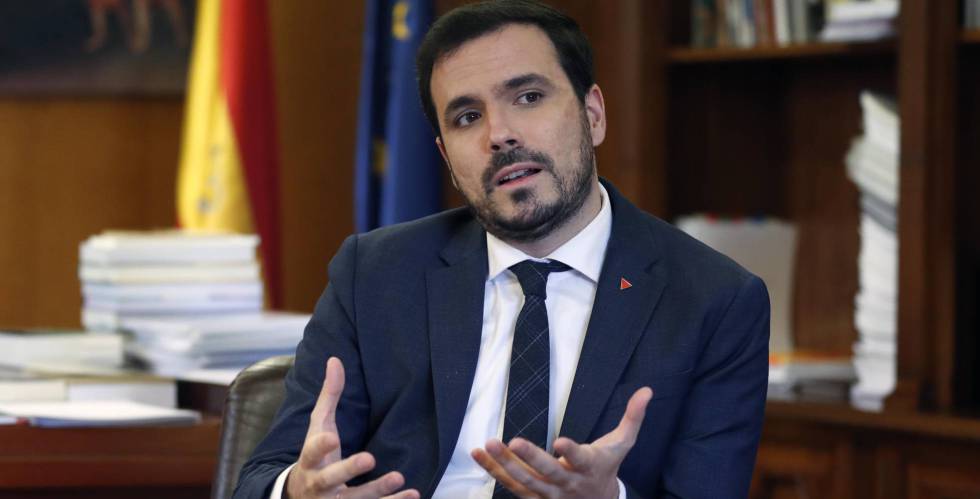 Alberto Garzón pone fin a los 902: la atención al cliente para servicios básicos será gratis