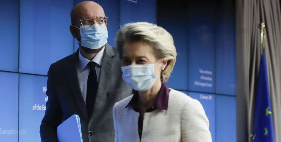 Imagen de la presidenta de la Comision Europea, Ursula von der Leyen (d) junto al presidente del Consejo, Charles Michel tras la rueda de prensa después de la Cumbre Europea en Bruselas sobre la pandemia.