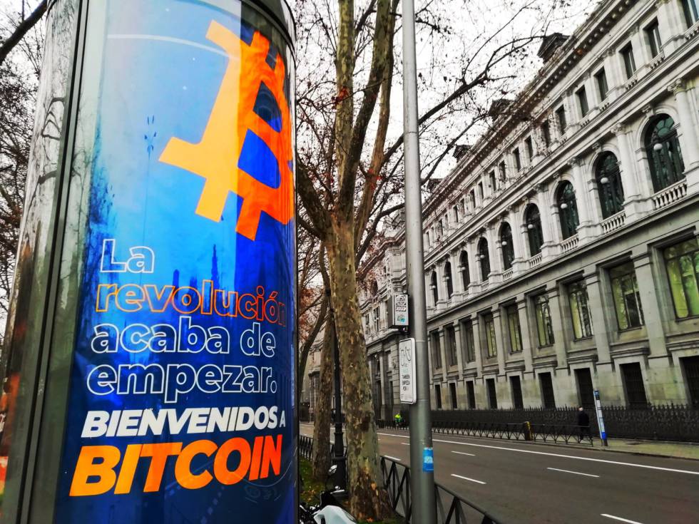 El conjunto del mercado Bit2Me anuncia bitcoin en Madrid, junto a la sede del Banco de España.