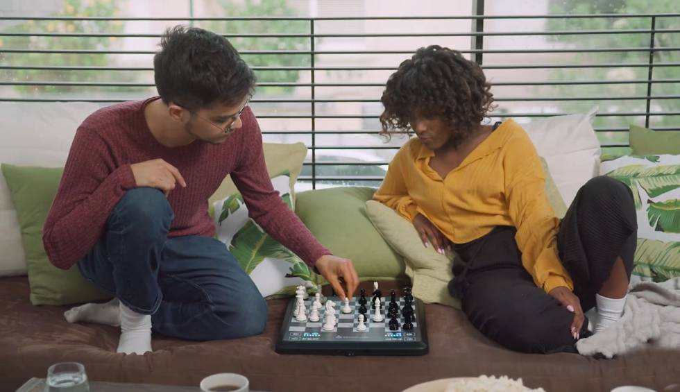 ChessUp, el tablero de ajedrez inteligente perfecto para enseñar a jugar a  tus hijos, Gadgets