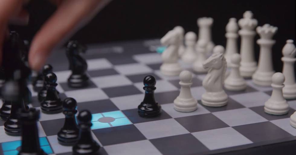 ChessUp, el tablero de ajedrez inteligente perfecto para enseñar a jugar a  tus hijos | Gadgets | Cinco Días